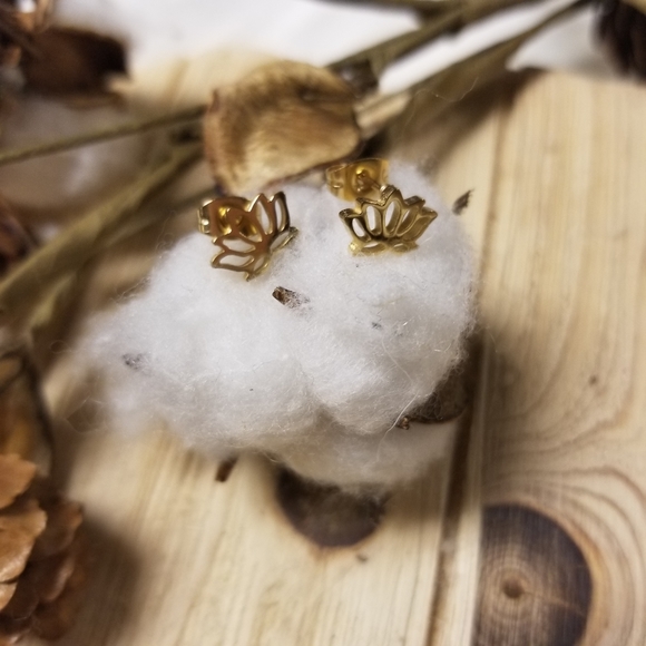 So Darling Dainty Open Lotus Flower earrings - Picture 3 of 9